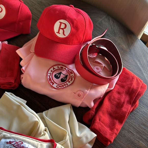 A League of their own Halloween costumes | mom, dad, little girl 🍑 — SOLD - Picture 3 of 7